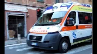 [full LED] Ambulanza in sirena nel traffico. Ambulance in emergency
