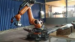 Milling robot KUKA KR210 R3100 Krc4 on lineal track, Tool changer test