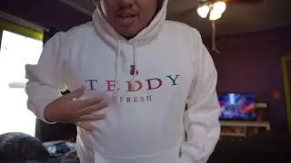 Unboxing and Reviewing the Teddy Fresh &ldquo;It&rsquo;s A Beautiful Hoodie&rdquo; | Vlogoween Day 4