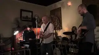 The Jukeboxes performing 