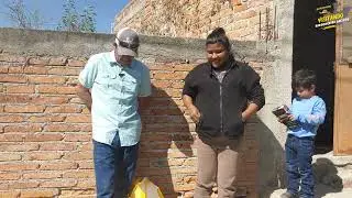La señora Lorena y Logan repartiendo despensa y Regalo 🎁