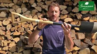 Адам Гринман демонстрирует лопату BBC Gardeners World Best Buy от Greenman Garden Tools
