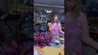 Making a wreath under 30 seconds full video coming soon #howto #diy #makeawreath #halloweenwreath