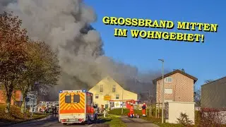 [Traktorbrand greift auf Wohnhaus über] - MEGA RAUCHWAND IM WOHNGEBIET - FEUERWEHR im GROSSEINSATZ -