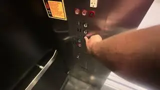 Гидравлические лифты Montgomery в универмаге Macy&rsquo;s, торговый центр Mall of America, Блумингтон, ...