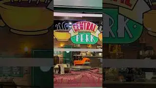 Central Perk Caf&eacute;, NY. Fall 2023.