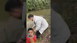 Amazing Survival Skills: Innovative Method of Fishing Through Ice in Extreme Winter Conditions