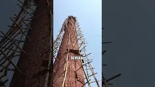 Подъем кирпичей вручную на 36-метровой дымовой трубе в Бангладеш