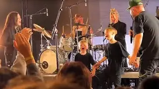 PRAISE - Kari Jobe & Cody Carnes with their family – Live on stage in Germany (Karlsruhe) 2023 (8a)