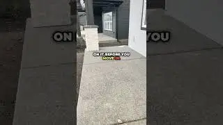 Крыльцо с открытой фактурой бетона на новом доме
