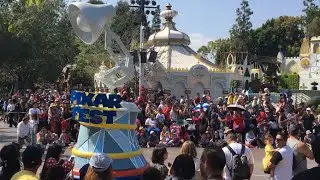 #pixarfest2018 #pixarparade #pixarfestparade #socalwrizz #disney #castmembers #fyp #pixar #dance