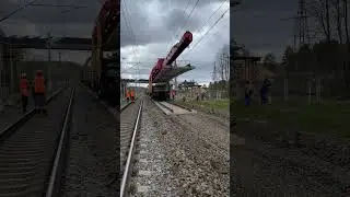 Вот так стоят новые железнодорожные пути😌укладка новой решетки, кран УК 25/18 в деле #работа #ржд