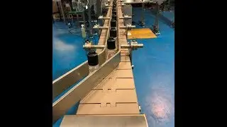 Slat Conveyor handling Plastic Bottles