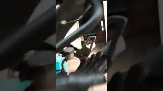 Next 250. problema no &eacute; encaixe do amortedor quebrado. ( mostrando para o cliente)