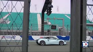 Despite rain and incoming cold, Formula E races on outside Hard Rock Stadium