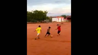 Crian&ccedil;a Jogando Futebol Igual Adulto ⚽️