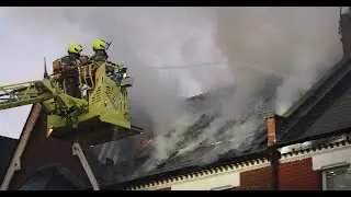 ✅  Dramatic pictures show firefighters battling Dulwich house fire as smoke billows from roof