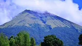 Volcano Canlaon Always relaese Fog smoke. 