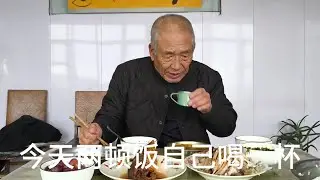 猪头肉蘸酱，沙丁鱼，下酒又下饭。