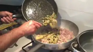 Orecchiette con salsiccia e carciofi