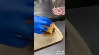 How to make a Double Deluxe at Culver's #culvers #burger #fastfood #howitsmade #vairalfood #yummy