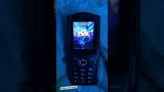 Jugando Clash Royale en un celular cl&aacute;sico (de teclas)
