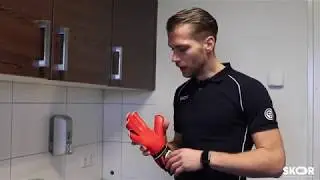 Nieuwe keepershandschoenen: zo was je ze voor het eerste gebruik!
