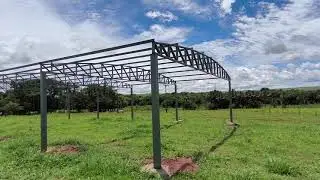 Estou pensando em por um sombriti em Sima da estrutura do barracão 