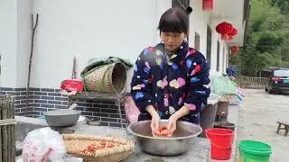 孩子想吃虾尾，阿英给她炒两斤，麻辣鲜香，吃过瘾了#日常vlog #家门口的美景 #大山里的味道 #老家 #虾尾