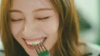 乃木坂46梅澤美波「透明な覚悟」裏表紙４種が公開　崖の上でのドレス姿や大胆肩だしショット