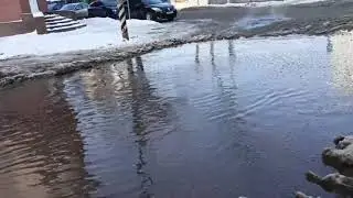 Потоп у дома № 41/43 по улице Григорьева (пересечение с Комсомольской)