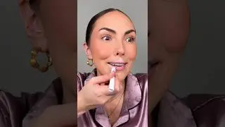 Lip contouring?!! 👀💋 #makeuphack #liptutorial #makeupreview #contouring