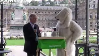 Greenpeace Eisb&auml;r in Stuttgart: im Dialog mit Fritz Kuhn