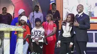 Governor Kimani wa Matangi hamwe na Ann Wamuratha kurathima Bishop Ben wa JCM na 200K cia school
