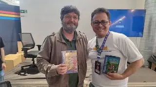Maur&iacute;cio Guerta autografando seus trabalhos no Canal 3 Expo 🕹️