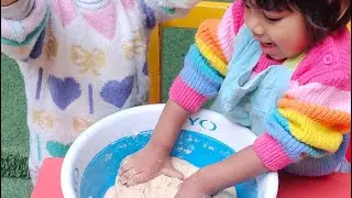 Dough kneading activity for kids at Giggle And Grow #giggleandgrow #activities #diy #kids