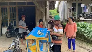 Buk nik borong bakso Pak Men lanjut dibagi bagi ke tetangga dan saudara