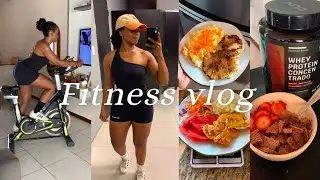 ROTINA FIT: Maquia e fala | Trein&atilde;o de gl&uacute;teo com quadr&iacute;ceps | Hit na bike | Alimenta&ccedil;&atilde;o completa 