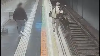 Una Mosso d'Esquadra fuera de servicio salva a un chico que cae a la vía - laSexta Noticias