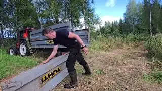 Parempi pyy pivossa kuin kymmenen oksalla. Tehdään taas halkokuorma valmiiksi peräkärriin.