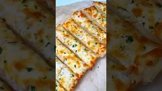 Чесночный хлеб с сыром по мотивам Miceketeers All for Cheese в @cafecasinolv #чесночныйхлеб