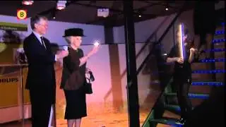 Koningin Beatrix verricht de openingshandeling van het Philipsmuseum in Eindhoven