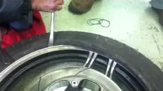 Como poner la cámara a una llanta de moto