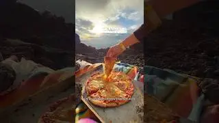 グアテマラの火山の頂上にあるピザガイド