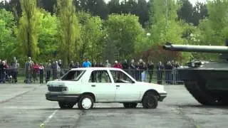 Char leclerc &eacute;crasant une voiture!!!!!