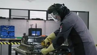 [EN] Opening a high-voltage battery pack? Don't take chances | Masters of Motion