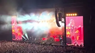 Guns N' Roses featuring Carrie Underwood Paradise City. Tottenham Hotspur Stadium 2/8/2022