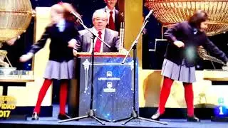 La niña  Aya del sorteo de Navidad la lia parda cantando mucho