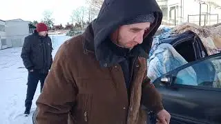 Bezdomni dwaj kręcący, jeden śpiący