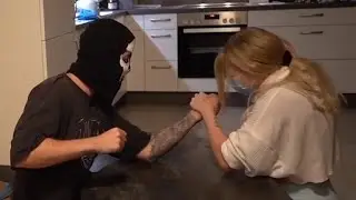 Moji zerst&ouml;rt Knatternatter in Armdr&uuml;cken 😲